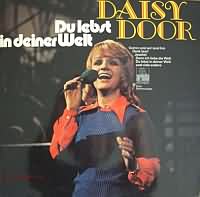 Du lebst in Deiner Welt ----- Daisy Door ----- 
Daisy Door(Evelyn van Ophuisen bzw. Evelyn Ericson) ist eine deutsche Schlagersngerin die auch mit Ihrer Schwester als Li & Eve bzw. Li & EV aber auch als Soloknstlerin als Eve aufgetreten ist.<br>
Der grte Erfolg von Daisy Door hingegen drfte der Song "Du lebst in Deiner Welt" aus dem Jahr 1971, denn dieser Song hat es bis auf den ersten Platz in den Charts geschafft.<br>


