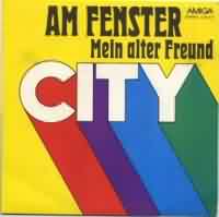 Am Fenster ----- City ----- 
"Am Fenster" ist einer der bekanntesten Lieder der DDR-Rockband City und wurde 1977 veröffentlich.<br>
Das Lied selbst wurde schon 3 Jahre zuvor komponiert, erreichte 1977 den zweiten Platz in der Jahreshitparade der DDR.<br>
In Deutschland wurde dieser Titel 1987 mit der goldenen Schallplatte ausgezeichnet.<br>
"Am Fenster" wurde auch von vielen anderen Interpreten wie Scooter, Martin Kesici und Matthias Reim gecovert.<br>
