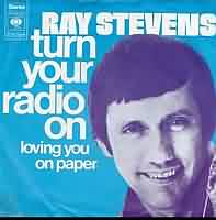 Turn Your Radio On ----- Ray Stevens ----- 
Ray Stevens (Harold Ray Ragsdale) ist ein amerikanischer Musiker, der in den 60iger und 70iger Jahren , berwiegend in den USA, musikalisch erfolgreich war.<br>
In den USA hat Ray Stevens ber 25 Songs in den Charts gehabt, darunter auch eingie TopTen Hits.<br>
"Turn Your Radio On" aus dem Jahr 1971 gehrt mit Platz 63 in USA sogar eher zu den erfogloseren Songs, in Deutschland hat dieser Song es nicht in die Charts geschafft, dafr aber die Titel
"The Streak" und "Bridget the Midget" .<br>
