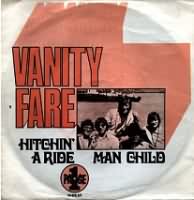 Hitchin A Ride ----- Vanity Fare ----- 
"Vanity Fare" ist eine britische Popband die in den 60iger und 70iger Jahren berwiegend in England und den USA einige Charthits hatten.<br>
Der erste dieser Hits war I Live For The Sun aus dem Jahr 1968.<br>
Danach folgte "Early In The Morning", die einzige Single welche es auch in die deutschen Charts schaffte.<br>
Zu den bekanntesten Hits hingegen gehrt der Titel "Hitchin A Ride" aus dem Jahr 1969, dieser kletterte bis auf den 5. Platz der USA Charts.<br>
Im daurauffolgenden Jahr coverte Michael Holm dieses Lied, Titel war "Trume sind frei".<br>
